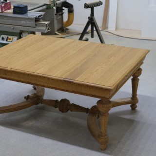 gammalt matbord från tidigt 1900-tal med nytillverkade bordsskivor av massiv ek